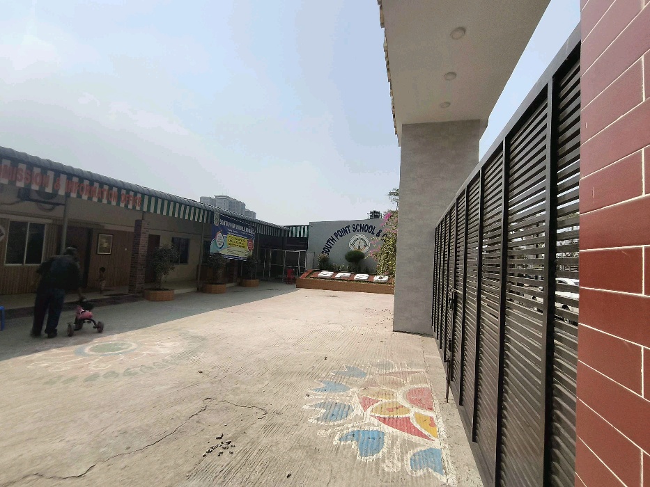 South Point School & College  - Sector -18 - Photo 2